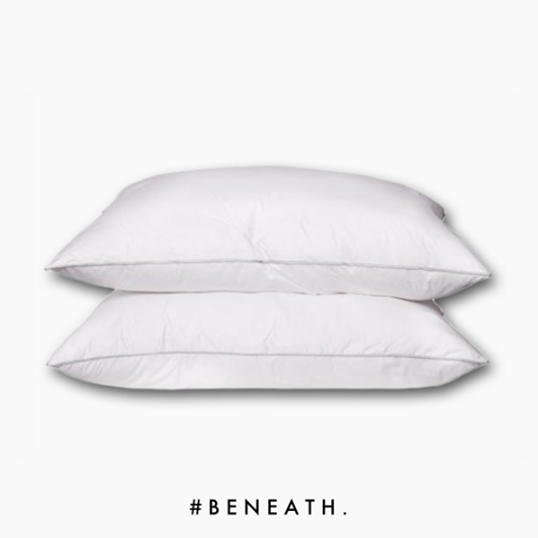 หมอนขนห่านเทียม จาก Beneath. Bedding