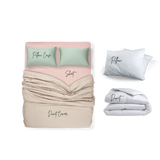 ชุดผ้าปูที่นอนสีชมพูอ่อน ผ้าห่มสีทราย หมอนสีเขียวพาสเทล พร้อมหมอน และผ้านวมสีขาว